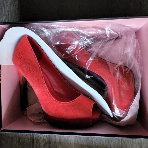 Suede Red Pumps. Platform Peep Toes. Steven by Steve Madden. Size 8 - Picture 6 of 7